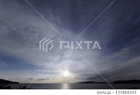 多様な雲が空一面に広がった夕方の空・冬・超広角・空主体・240202pm 133868203