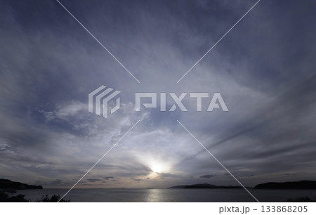 多様な雲が空一面に広がった夕方の空・冬・超広角・空主体・240202pm 133868205