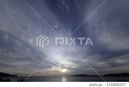 多様な雲が空一面に広がった夕方の空・冬・超広角・空主体・240202pm 多様な雲が空一面に広がった夕方の空・冬・超広角・空主体・240202pm 133868207