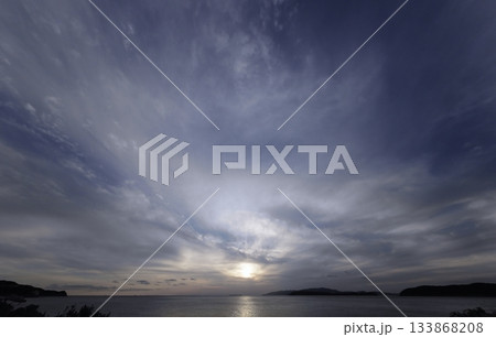 多様な雲が空一面に広がった夕方の空・冬・超広角・空主体・240202pm 多様な雲が空一面に広がった夕方の空・冬・超広角・空主体・240202pm 133868208