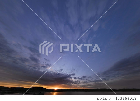 多様な雲が空一面に広がった朝空・冬・超広角・空主体・250212am 133868918