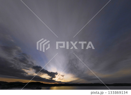 多様な雲が空一面に広がった朝空・冬・超広角・空主体・250212am 133869134