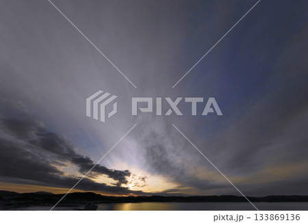 多様な雲が空一面に広がった朝空・冬・超広角・空主体・250212am 133869136