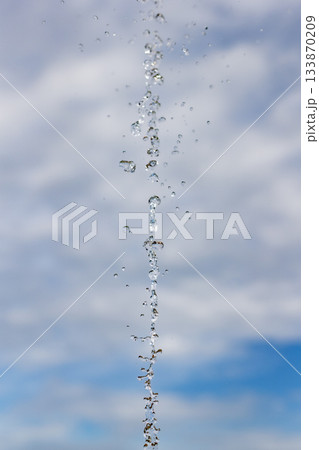 舞い上がる水滴と青空_縦 舞い上がる水滴と青空_縦 133870209