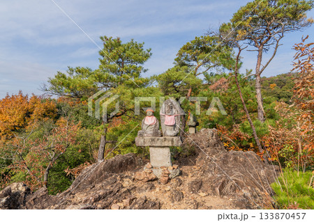 秋の寂光院境内の景色 133870457