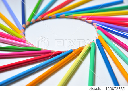 コピースペースのあるカラフルな色鉛筆 133872785