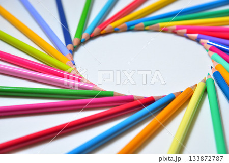 コピースペースのあるカラフルな色鉛筆 133872787