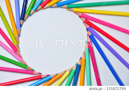 コピースペースのあるカラフルな色鉛筆 133872789