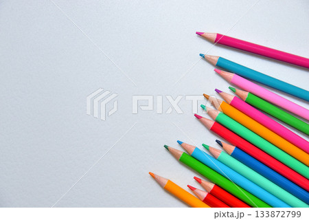 コピースペースのあるカラフルな色鉛筆 133872799