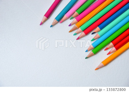 コピースペースのあるカラフルな色鉛筆 133872800