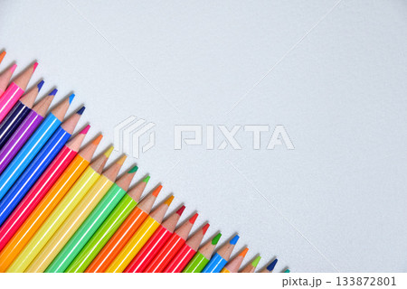 コピースペースのあるカラフルな色鉛筆 133872801
