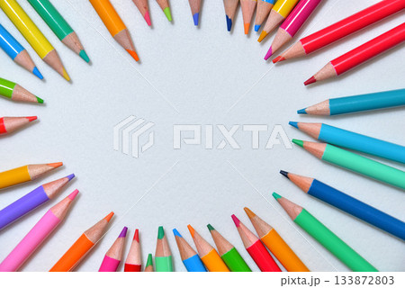 コピースペースのあるカラフルな色鉛筆 133872803