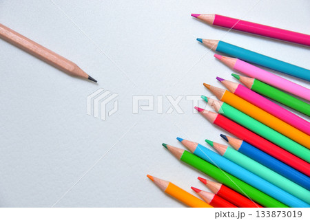 ビジネス 鉛筆 色鉛筆 仲間はずれのイメージ 133873019