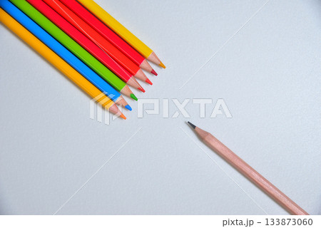 ビジネス 鉛筆 色鉛筆 対話のイメージ 133873060