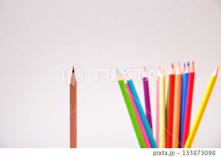 ビジネス 鉛筆 色鉛筆 仲間はずれのイメージ 133873098