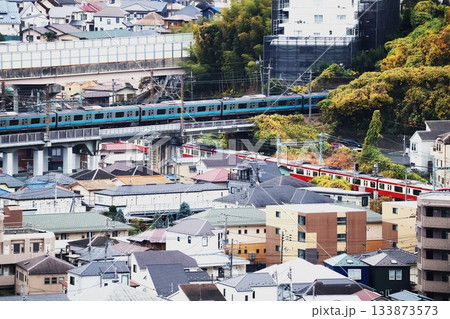 交差する根岸線電車と京急電車(横浜市磯子区杉田4丁目) 交差する根岸線電車と京急電車(横浜市磯子区杉田4丁目) 133873573