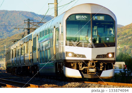 ダブルデッカー車両を連ねた快速マリンライナー ダブルデッカー車両を連ねた快速マリンライナー 133874094