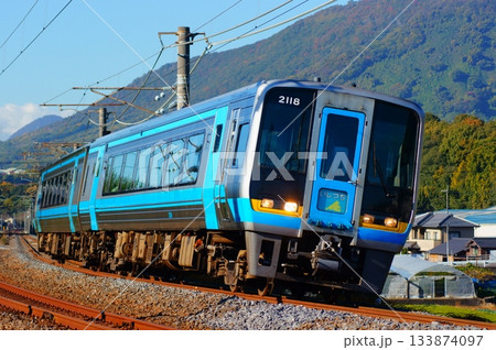 晴天の予讃線を行く2000系・特急いしづち 133874097