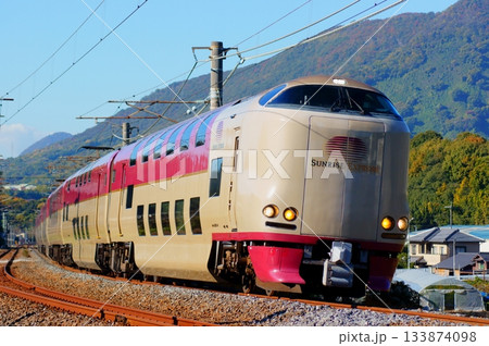 晴天の予讃線を行くサンライズ瀬戸 133874098