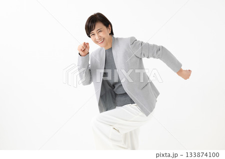 元気な中高年女性 133874100