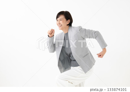 元気な中高年女性 133874101
