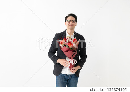 花束を持つ男性 133874195