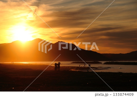 夕焼け前に幻想的な風景を見せる日本海のイメージ@新潟県上越市 133874409