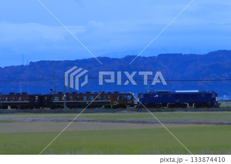 夕闇の中最後の力走をするEF64-1030号機牽引の「ありがとうEL号」_2025/11/24撮影 133874410