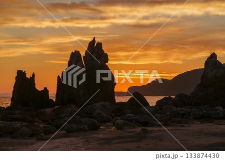 朝焼けに染まる幻想的な橋杭岩の情景 朝焼けに染まる幻想的な橋杭岩の情景 133874430