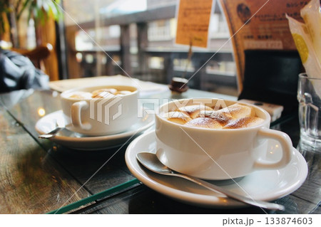 カフェのテーブルに置かれたマシュマロココア 133874603