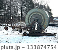 雪の上にある農作業用の古いスプリンクラーの機械 133874754