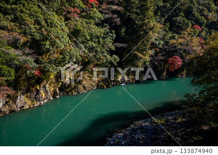 奥泉のエメラルドの川と紅葉 133874940