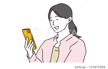 笑顔でスマホの画面を見ている女性のイラスト素材 133875094