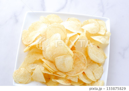 ポテトチップス - お皿に山盛りのポテトチップス ポテトチップス - お皿に山盛りのポテトチップス 133875829