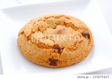 チョコチップクッキー - 白い皿の上のチョコチップクッキー 133875927