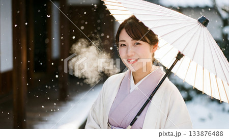 雪降る冬、和傘を差し微笑む日本人女性 - 伝統美と季節の情景 133876488