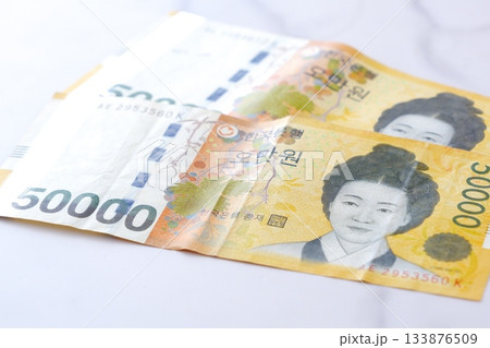 韓国の通貨、ウォンKRWの紙幣（50000ウォン札） 133876509