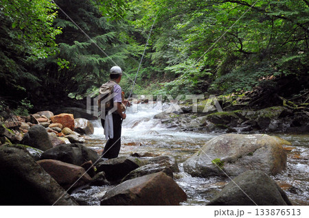 乙女鉱山の脇を流れる荒川で渓流釣りをする釣り人 133876513