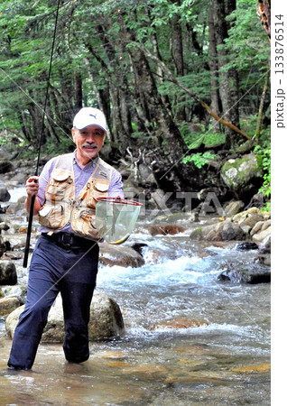 乙女鉱山の脇を流れる荒川で渓流釣りをする釣り人 乙女鉱山の脇を流れる荒川で渓流釣りをする釣り人 133876514