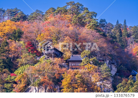 紅葉に包まれた秋の山寺 133876579