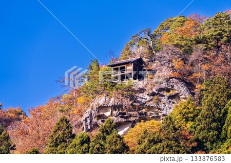 紅葉に包まれた岩場の修行場 133876583