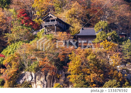 紅葉に包まれた寺 133876592