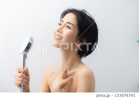 バスルームの女性 133876791