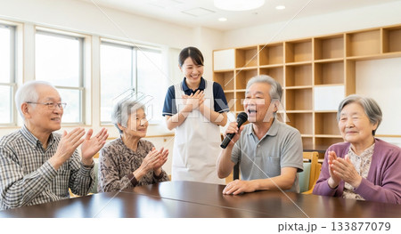 ホームでカラオケを楽しむお年寄り 133877079