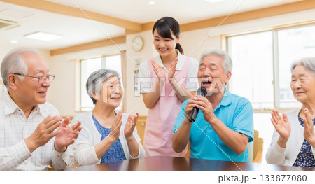 ホームでカラオケを楽しむお年寄り 133877080