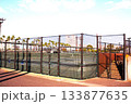 フェンスのあるテニスコートの風景 133877635