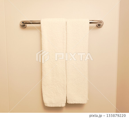 タオルハンガーにかかったタオル タオルハンガーにかかったタオル 133879220