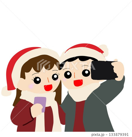 クリスマスのお祝いに自撮りをするカップル クリスマスのお祝いに自撮りをするカップル 133879391