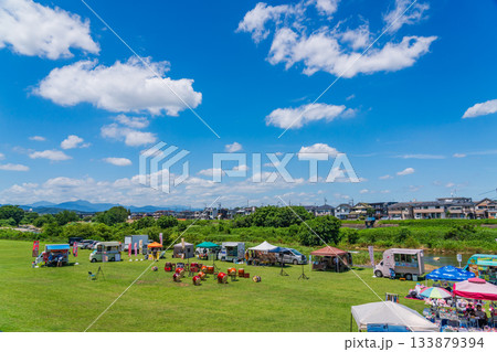 青空のイベント会場 133879394