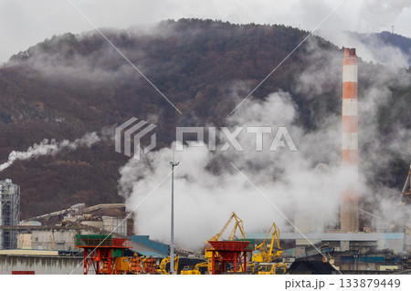 雨あがりのセメント工場風景 雨あがりのセメント工場風景 133879449